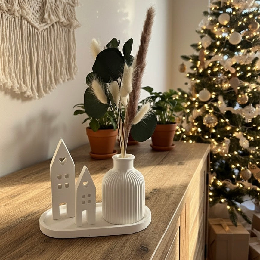 Geschenk-Set Handmade „Wohnzauber"– Handgemachte Raysin-Häuschen auf geriffeltem Tablett mit Trockenblumen und Vase