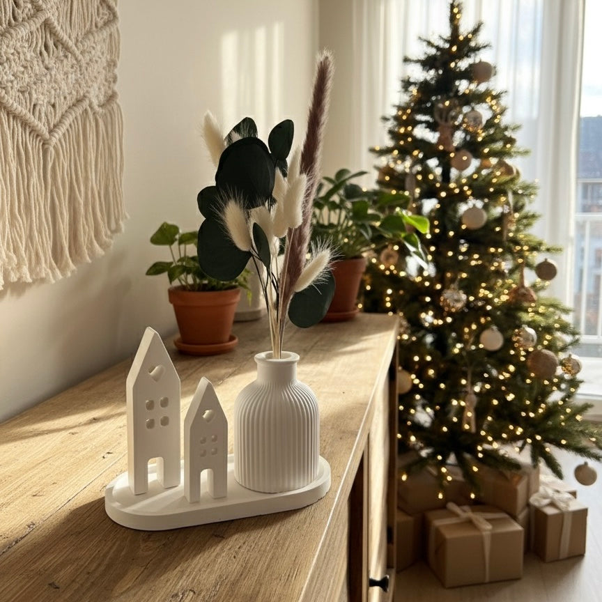 Geschenk-Set Handmade „Wohnzauber"– Handgemachte Raysin-Häuschen auf geriffeltem Tablett mit Trockenblumen und Vase