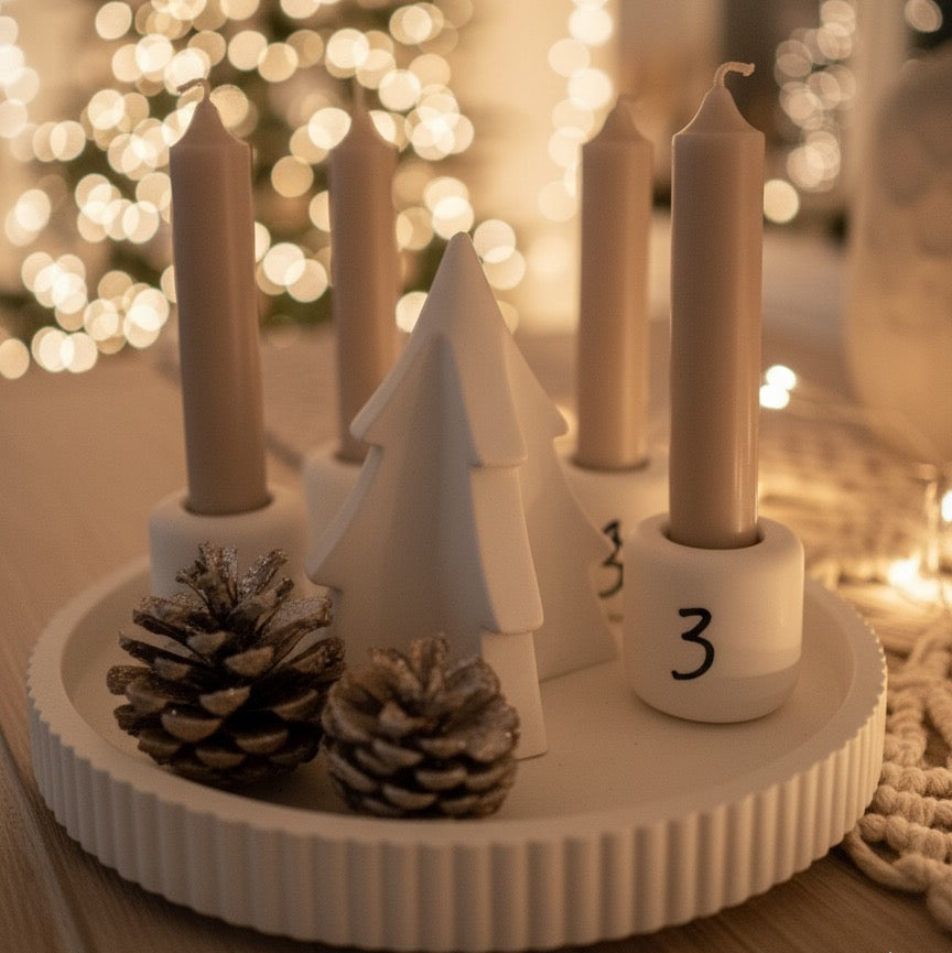 Handmade Adventskranzschschale „Winterwald“ runde Kerzenhalter mit Stickern zum Selbstbekleben