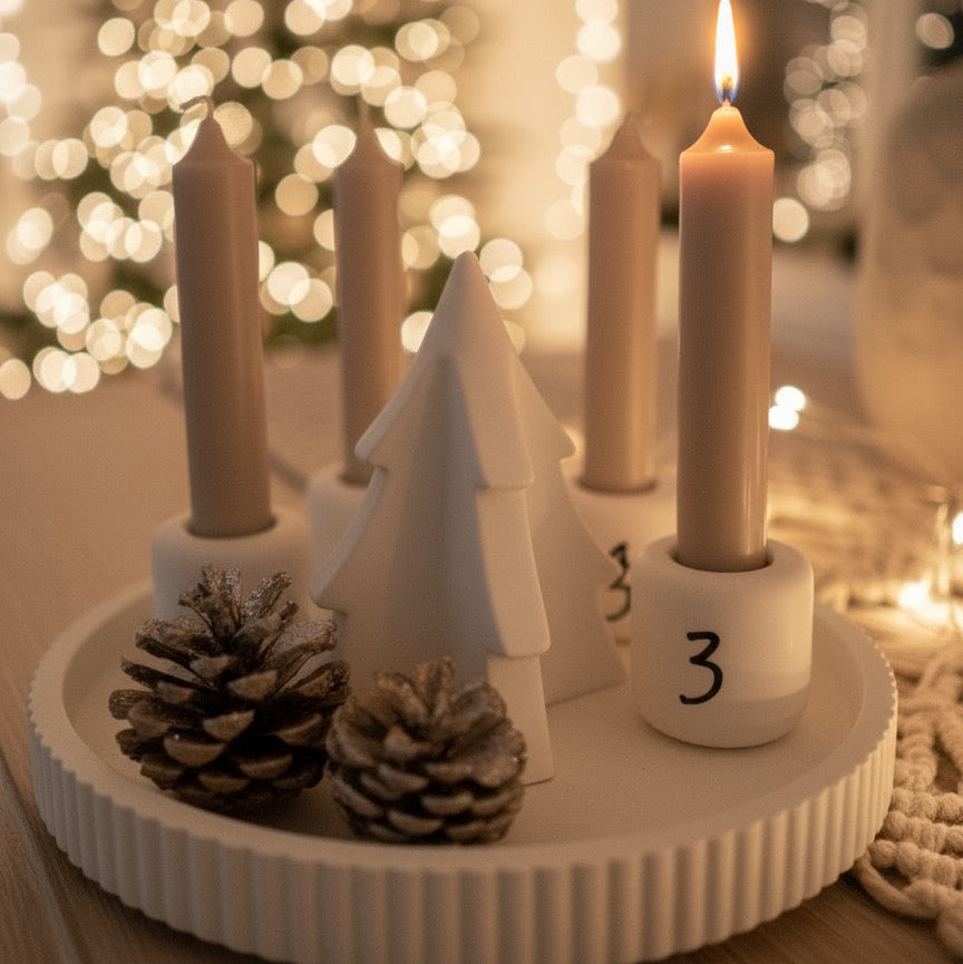 Handmade Adventskranzschschale „Winterwald“ runde Kerzenhalter mit Stickern zum Selbstbekleben