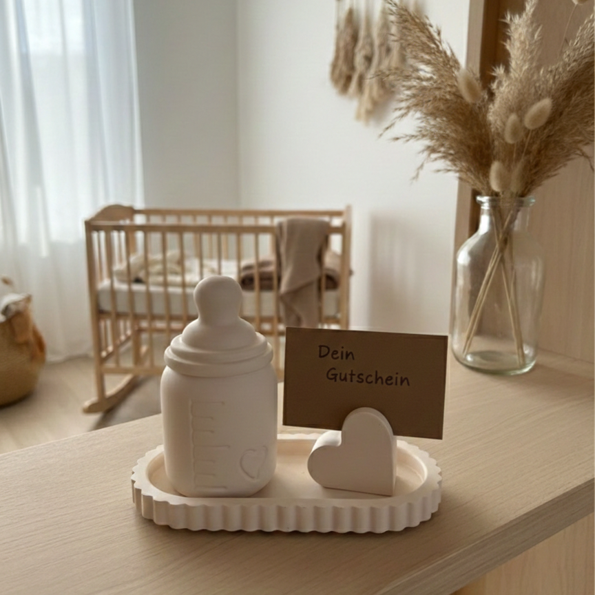 Geschenk-Set „Babyflasche“ – mit Gutscheinhalter in weiß