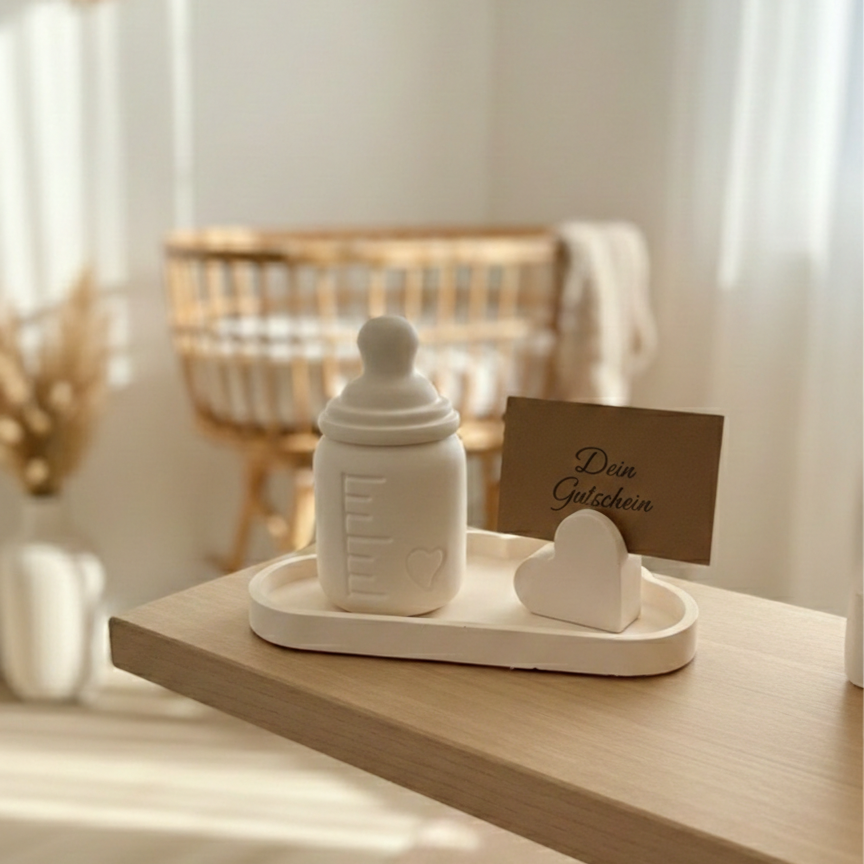 Geschenk-Set „Babyflasche“ – mit Gutscheinhalter in weiß