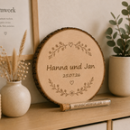 Fertiges Geldgeschenk zur Hochzeit – personalisierte Baumscheibe mit Geldröhrchen- Blumen