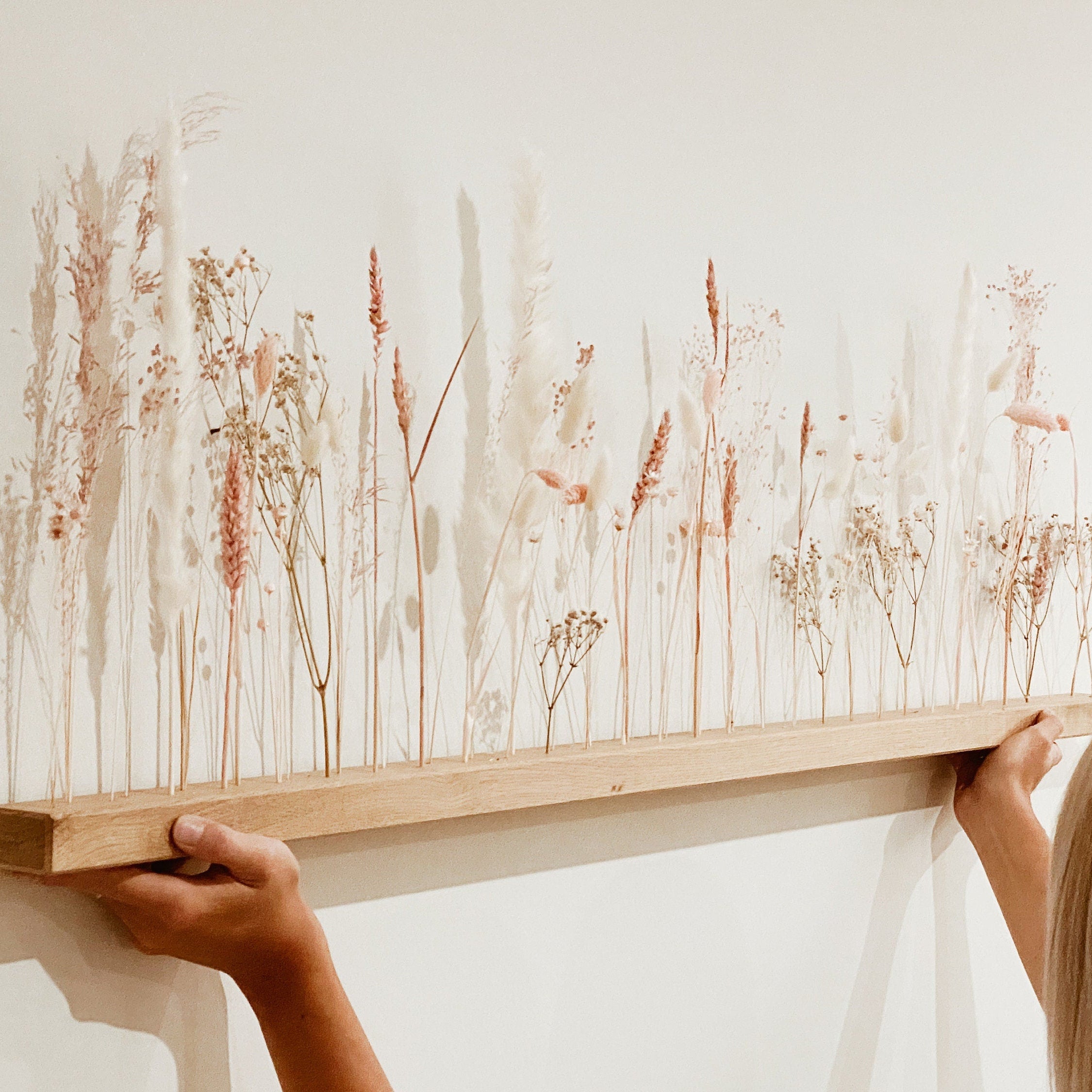 FlowerBar® "Zuckerwatte" Trockenblumen Flowergram & edle Eiche, Holz Arrangement, getrocknete Blumen, haltbar